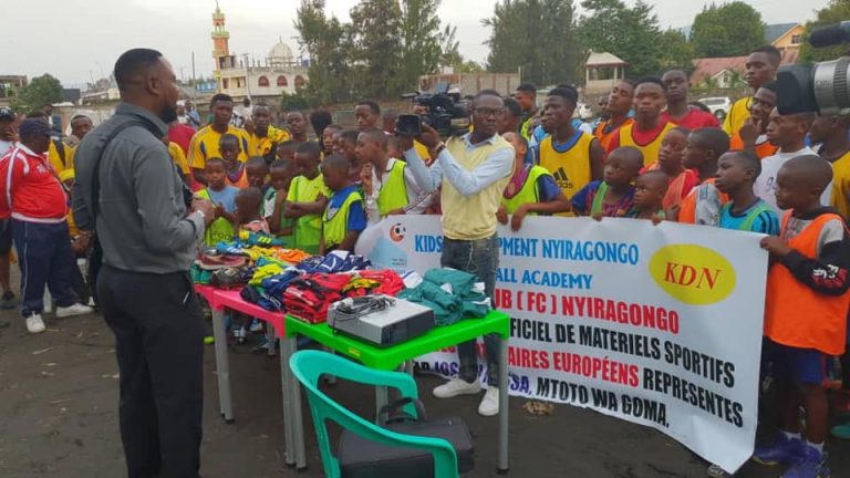Goma/École de Football Nyiragongo: visite surprise de Joseph Missa et don d&rsquo;équipements