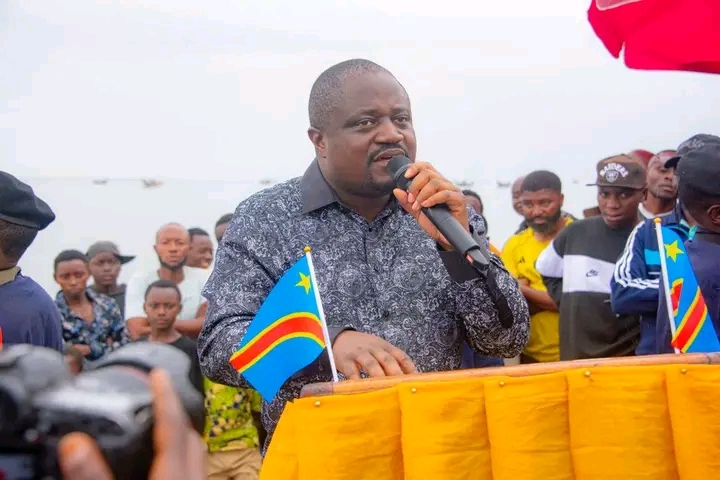 Nord Kivu : A kyondo le ministre Muhindo Nzangi parle avec sa base sur la loi référendaire