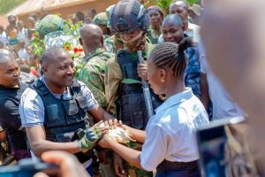 Rutshuru : le gouverneur Bahati Musanga appelle à la cohésion sociale à Kibirizi