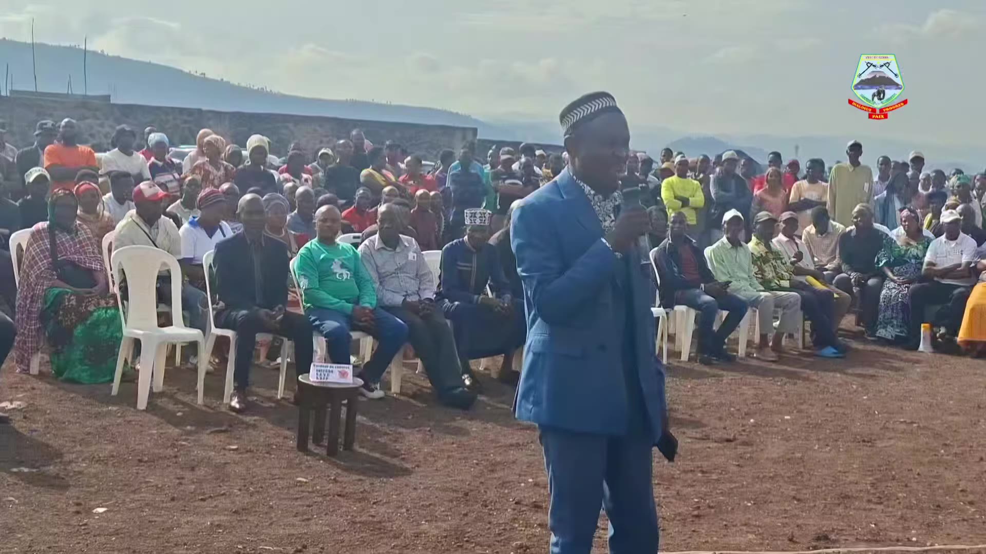 Prise de parole d’un habitant devant l’assistance à Kahembe, le 30 septembre 2026.