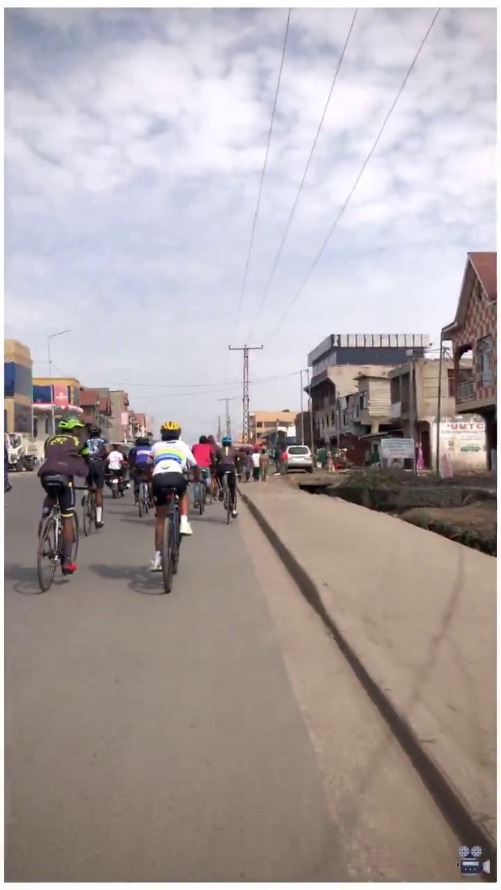 Le Goma Cycling Club dans une rue de Goma, dimanche 20 septembre 2026.
