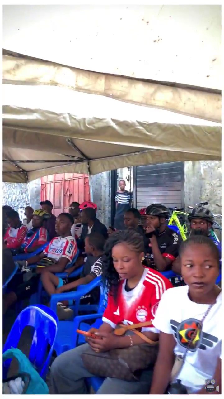 Collègues cyclistes sous la tente, au domicile familial, Goma, 20 septembre 2026. Goma Cycling Club.