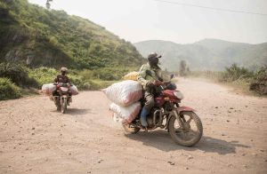 Masisi–Walikale : les combats autour de Remeka bloquent la route, des motards retournent à Goma avec leurs poissons