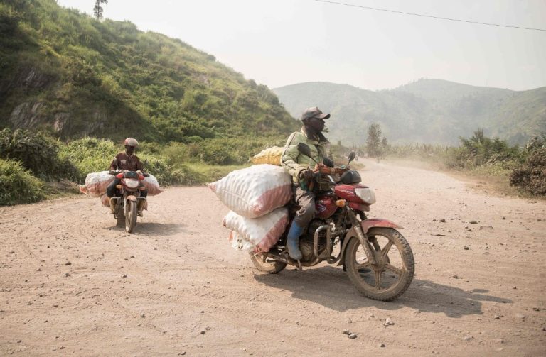 Masisi–Walikale : les combats autour de Remeka bloquent la route, des motards retournent à Goma avec leurs poissons