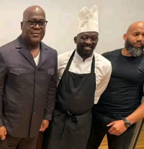 Félix Tshisekedi photographié dans un établissement de restauration à Bruxelles. L’image est diffusée sur les réseaux sociaux dans le contexte de l’inauguration annoncée du restaurant Rome, présenté comme appartenant à Tony Kanku. TIC-TAC HEBDO poursuit la vérification du lieu et de la date exacte de la prise de vue.