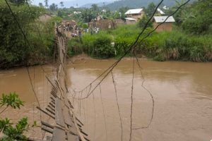 Walikale : le pont Bimahamba s’effondre de nouveau, des écoliers échappent à la noyade