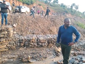 Kalehe: Les habitants saluent la réhabilitation du tronçon routier dénommé '' chez les Français '' après le passage du gouverneur Bahati Musanga