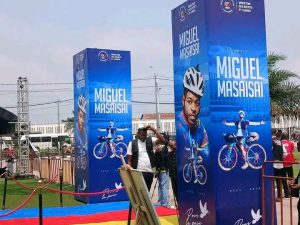 Banderoles du ministère des Sports en hommage à Miguel Masaïsaï, cycliste congolais