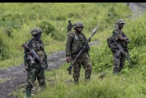 Combattants armés sur un chemin de terre dans le Masisi, Nord-Kivu
