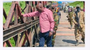 Rutshuru : Le vice gouverneur Shadrak Amani inspecte les travaux de la réhabilitation du pont Mabenga
