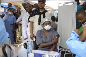 Travailleurs sanitaires en tenue de protection lors d’une riposte Ebola
