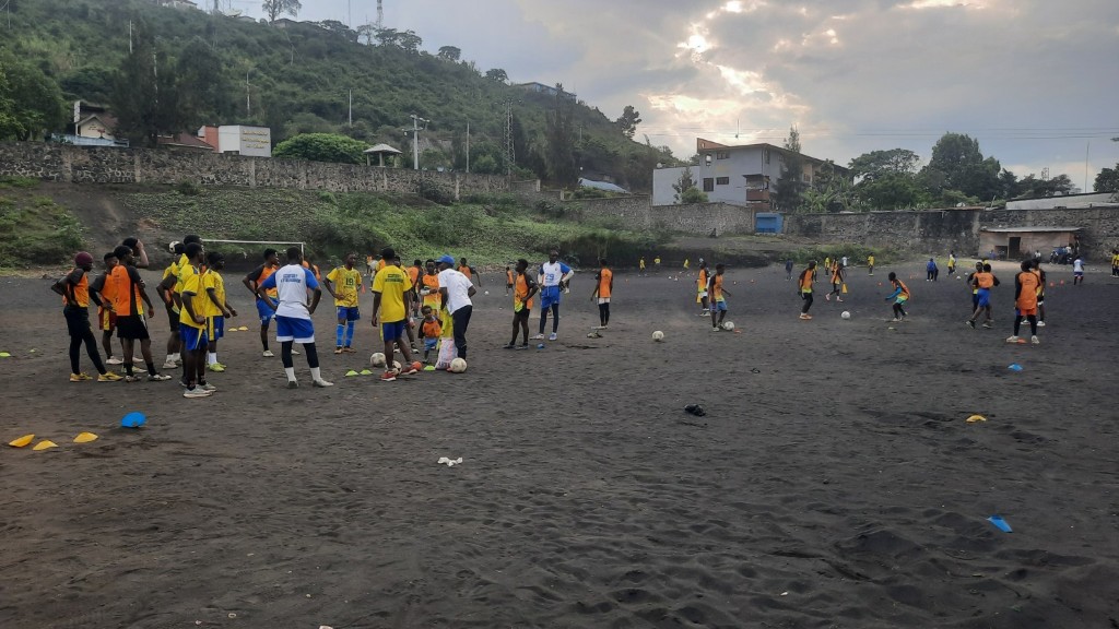 Entraînement de jeunes au CFJN Nyiragongo : pépinière sur sol volcanique, à Goma, le 12 octobre 2026.