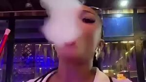 Masaisai toujours en morgue : la ministre de la Jeunesse filmée en loisirs autour d’une chicha