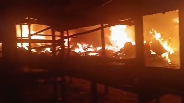 Séquence d’incendie jointe à la mise à jour de Lawrence Kanyuka du 7 octobre 2026. Source : @LawrenceKanyuka sur X.