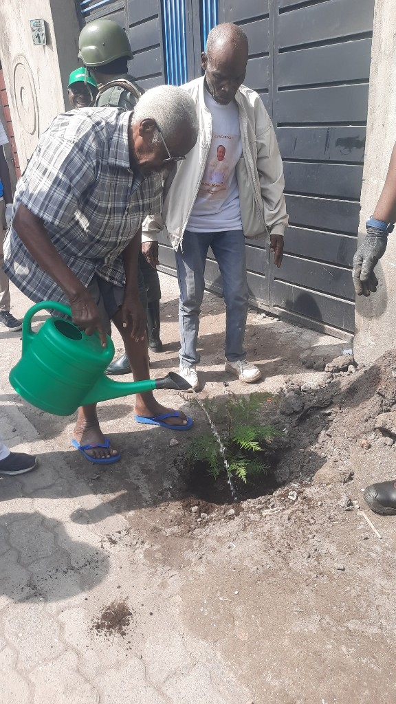 Riverain de 80 ans et maire Ngabo plantent un arbre à Goma