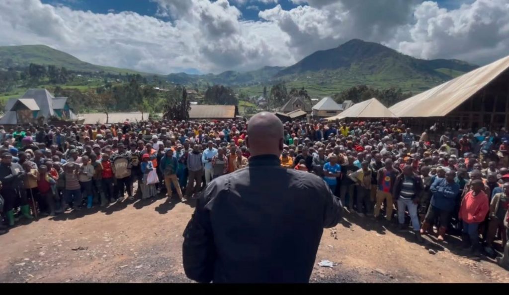 Rassemblement diffusé avec le message de Manzi Willy sur Shanje, le 10 octobre 2026. TIC-TAC HEBDO ne peut pas identifier avec certitude l’orateur ni localiser chaque plan à partir de cette seule image.