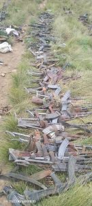 Plusieurs armes étalées au sol près d’Uvira, octobre 2026