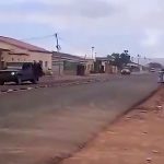 Rue à Uvira — véhicules en mouvement, extrait vidéo