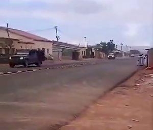 Rue à Uvira — véhicules en mouvement, extrait vidéo